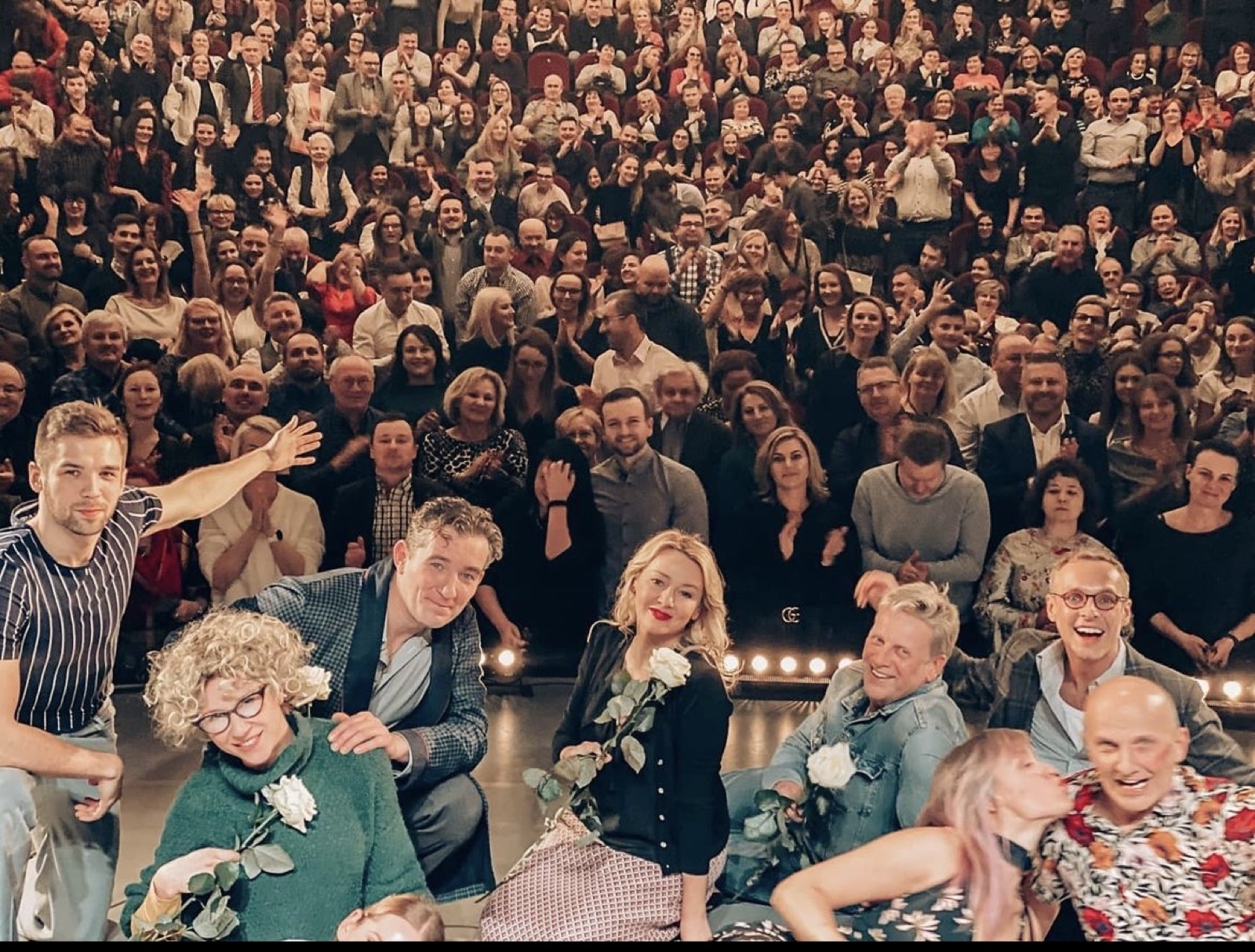 Patryk Czerniejewski na scenie z publicznością
